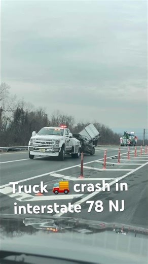 Truck 🚚 crash in interstate 🛣️ 78 highway NJ #music #truck #shorts #shortvideo
