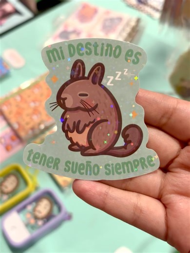 Politopia ® | Ilustraciones 🌼🌿 on Instagram: "En honor a una vizcacha dormilona 💛🔆😴 Tenía esta ilustración guardada de las redes pero ya la podían ver en las expos en su versión sticker y a veces en prendedor🙈 ahora viéndolo hice un cambio de colores algo evidente jdjd quizás la modifique para que se vea más amarilla como la real 🥲 pero te la comparto así tal cual está actualmente jij Mi destino será tener sueño y hambre siempre, te identif