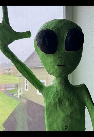 #artontiktok #papermache #alien #aliensighting #theyrehere👽