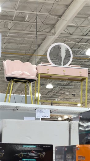 Organiza, ilumina y decora. El juego de tocador con silla para niñas incluye espejo LED táctil, cinco cajones y tapizado en terciopelo rosa. 😍 Encuéntralo en nuestras sucursales, ítem 685269. #TreasureHunt | Costco México