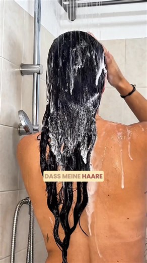 Unsere Haare sind vergiftet. Und kaum jemand spricht darüber. Täglich lagern sich Schadstoffe aus der Luft und chemische Rückstände aus Pflegeprodukten auf unserer Kopfhaut ab. Silikone, Parabene, synthetische Duftstoffe – sie dringen tief ein und können Folgendes auslösen: ❌ Juckende oder fettige Kopfhaut ❌ Brüchige Spitzen, glanzloses Haar ❌ Diffuser Haarausfall ❌ Belastung deines Hormonsystems Das Schlimmste: Viele leiden – ohne zu wissen, woran es liegt. Zeit für einen echten Haar-Detox. Uns