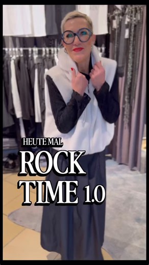 Katja Wenzl on Instagram: "Generell bin ich persönlich ja nicht wirklich ein Rockfan😉aber diese Röcke sind einfach so cool 🖤🖤🖤 dass selbst ich on fire bin… ich zeig Euch noch mehr davon… also unbedingt d ranbleiben. Für mehr Info oder Bestellung bitte ne WhatsApp schreiben dann kümmert sich mein Team 08421 9003311🙏🙏 Und für alle die uns neu entdecken… wir arbeiten all Euere Anfragen ganz persönlich und individuell mit ganz viel 🖤und Leidenschaft nacheinander ab‼️ VON MENSCHEN FÜR MENSCHEN