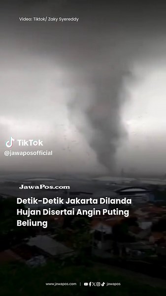 Puting beliung menerjang kawasan Ancol, Jakarta Utara, pada Jumat petang (12/12/2025). Fenomena cuaca ekstrem ini berlangsung sekitar tiga menit dan sempat terekam kamera warga. Dalam rekaman yang beredar, terlihat angin berputar dengan kekuatan tinggi, membuat warga panik dan berupaya mencari tempat aman. Embusan angin kencang menyebabkan sejumlah pohon tumbang hingga hampir menutup akses jalan menuju kawasan Ancol. Selain pohon, sebuah tenda taman juga roboh akibat terpaan angin. Hingga perist