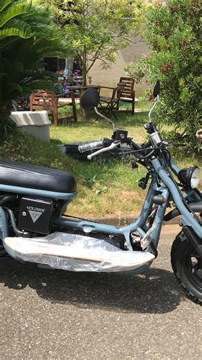 VESGRIDE official on Instagram: "VESGRIDE のベース車両はホンダのフュージョン後期。 フレーム番号が2000番台〜となる再販モデルです。 メインハーネスをフレーム内部に引き込む理由はシンプルな車両デザインと耐久性のため。 純正ハーネスでは経年劣化の懸念とボリュームがあり過ぎるためスッキリとまとめたハーネスを1から作り上げています。 車両転倒時には燃料供給を停止、エンジン始動時の暴走防止として2段階リアフットブレーキなどの安全装置をホンダメーカーの安全基準に揃わせています。 日本の自動車用ワイヤーハーネスメーカーYazaki(矢崎)製にて全ての識別線入りコードを純正と同色を使います。 ハンドルスイッチやメーター、灯火類などにより配線処理が変わる為、 遠方の方でも他店で対応出来るようオリジナルの配線図を納車時にお渡ししています。 #vesgride #ベスグライド #スクーターツーリング"