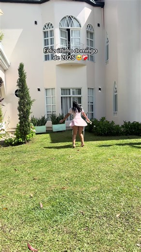 Celebrando el Último Domingo de 2025 con Monica Vallejo