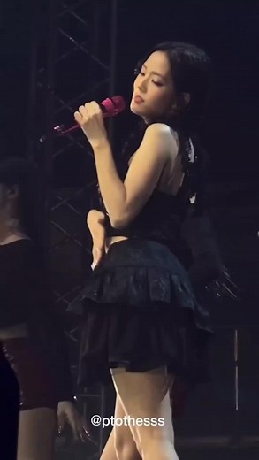 HUNG AND KISSES #jisoo #kimjisoo #jisooblackpink #blissoo #blackpink #blink #JISOOinMANILA #LIGHTSLOVEACTIONinMNL