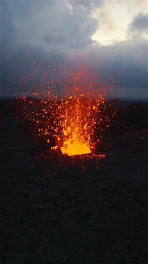 Mini Crater at the new eruption in Iceland 🌋🇮🇸 #volcaniceruptioniceland #volcano #icelandvolcano