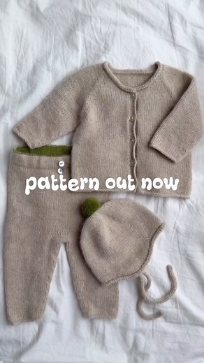 Opskriften på Cleo Baby Set findes nu på min hjemmeside i størrelser fra nyfødt til to år 🐛 God strikkelyst! ______________________________________________ #knit #knitting #knitwear #strik #PetiteKnit #cleobabyset | PetiteKnit