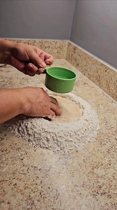 Como hacer bolillos super crujientes 4 tazas de harina 1 cucharada sopera de levadura Seca Media cucharada sopera de azucar Media cucharada de sal 28gr de mantequilla 350 militros de Agua Amasar bien Tiempo de horno 200 grados centigrados x 35 minutos ver el prosedimiento en el video muchas grasias | Panadería paso a paso con Sergio López