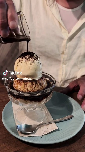 お客様がエスプレッソかけるところ撮らせていただきました🍮 こちらはプリンアフォーガート🤍🖤店主命名「Bob」ちゃんです🎶 #船橋カフェ #船橋グルメ #船橋駅 #船橋 #千葉 #千葉カフェ #千葉グルメ #カフェ巡り #カフェ好きな人と繋がりたい #東京カフェ