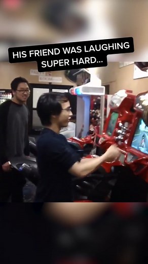 The #punchmachine is harder than it looks 😆 #boxing #challenge #boxingfail #arcade (via InsigniaShowers/FB)