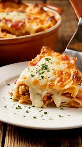 Lasagne al Pollo Cordon Bleu Poulet • Jambon • Fromages • Béchamel Ingrédients (6 à 8 personnes) Garniture 500 g de poulet (blancs ou filets) 150 g de jambon (cuit ou fumé, en tranches ou cubes) 200 g de fromage à fondre : emmental, mozzarella, comté ou gruyère 1 oignon haché 1 gousse d’ail (optionnelle) 1 c. à soupe d’huile d’olive 1 c. à café de paprika ou de muscade Sel, poivre Béchamel crémeuse 50 g de beurre 50 g de farine 700 ml de lait 80 g de parmesan ou gruyère râpé Sel, poivre Muscade 