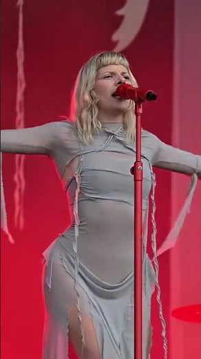 AURORA singing Heathens at "Rock en Seine" 2025