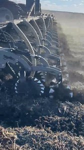 Another video from today's demo. A good look a the Lynx VTS row unit featuring Hydraulic control of unit downpreasure, row cleaners, and Berm builders. Used 24 row dynastys available today. | Nu-Ag Technology