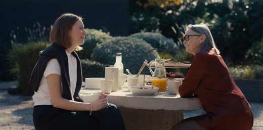 Hannah Einbinder on Hacks' gayest episode ever, kissing Jean Smart & why Jesse McCartney’s a "bi-girl icon"