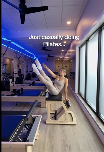 Effortless energy ✨ but my core knows the truth Follow for advanced Pilates flows progressions. #pilateschair #pilatesinstructor #advancedpilates #pilatesflow #pilatescore