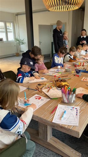 Schwenninger Wild Wings on Instagram: "• #WeihnachtsBasteln Basteln, naschen und spielen - gemeinsam mit Familie Eriksson, Weber und Larkin konnten am vergangenen Dienstag unsere jüngsten WILD WINGS Fans einen spaßigen Nachmittag verbringen und Weihnachtsanhänger im WILD WINGS Stil basteln. ✂️🎄 Nachdem die vielfältigen und kreativen Anhänger fertig gebastelt wurden, standen Eishockey zum Anfassen sowie lustige Spiele auf dem Programm. Am Ende durften sich die Kids natürlich auch noch Autogramme