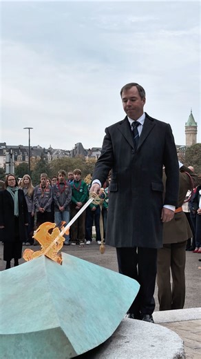 Cour grand-ducale Luxembourg on Instagram: "🇱🇺 Nationale Commemoratiounsdag | Lëtzebuerg éiert d’Bevëlkerung fir hire Widderstand, hir Solidaritéit an hire Kampf géint d’Nazi-Besatzung vun 1940 bis 1945. - 🇱🇺 Journée de commémoration nationale | Le Luxembourg rend hommage à la population pour sa résistance, sa solidarité et sa lutte face à l’occupant nazi entre 1940 et 1945. © Maison du Grand-Duc #famillegrandducale #grandducalfamily #courgrandducale #Luxembourg #luxembourgroyalfamily #famil