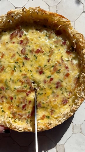 We're pulling out all of our most popular recipes from our site this holiday season and our Hashbrown Crusted Quiche is one of them!! We LOVE the rich and soft filling mixture against the crisp hash brown crust! Such a great combo and the best crust for a quiche! Link for the full recipe in the comments! | Spoon Fork Bacon