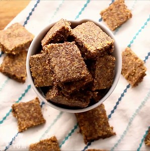 63K views · 46 reactions | It's so easy to make your own homemade flax seed crackers! Get the printable recipe --> https://lowcarbyum.com/garlic-parmesan-flax-seed-crackers/ | Low Carb Yum | Facebook