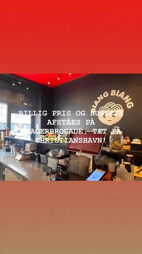 OVERSKUELIG "TAKE AWAY" PÅ AMAGERBROGADE AFSTÅES TIL STÆRK PRIS! I den gode ende af Amagerbrogade, på nr. 14, ligger denne velindrettet Take Away shop "Biang Biang", som nu skal have ny ejer. Nuværende koncept er Kinesiske nudelretter, i en meget autentisk udgave, og forretningen kommer med alt i udstyr til konceptet. Forretningen er klassisk indrettet, med køkken og kølerum oppe bagerst, og færdig tilberedning og udlevering i fronten. Eget toilet, og en stor kælder følger med, og her betales en