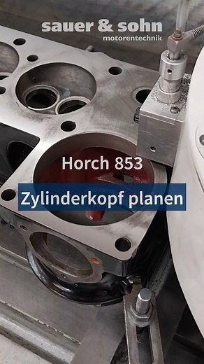 Wir planen den Reihen-Achtzylinderkopf. Für optimale Kompression. Mit 3.450 mm Radstand war der Horch 853 in den 1930ern wie gemacht für lange Reisen. Karosserien wie die von Gläser aus Dresden boten der High Society jede Menge Luxus. Heute existieren weltweit nur noch wenige Dutzend Originalfahrzeuge – und die erzielen bei Auktionen Millionenbeträge. 💰 👉 Bleib dran – bald zeigen wir das nächste Projekt aus unserer Oldtimer-Werkstatt. #sauerundsohn_motorentechnik #horch853 #motoreninstandsetzu