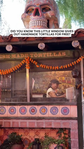 F R E S H /// handmade tortillas from a little window you have to check out. At @fiestadereyes in Old Town San Diego, there's a small tortilla station just behind Casa de Reyes where you can watch the tortilla maker press and cook yours right on the griddle. One free tortilla per person, warm and ready to eat while you walk the plaza. The reason it's everywhere: 🫓 The tortilla window: a station where you watch your tortilla go from dough to griddle to your hand in under a minute. 🌽 Corn or flo