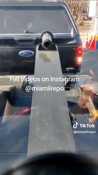 ford f150 drives off tow truck 🤯 #repo #tow #towtruck #fordf150 #viral