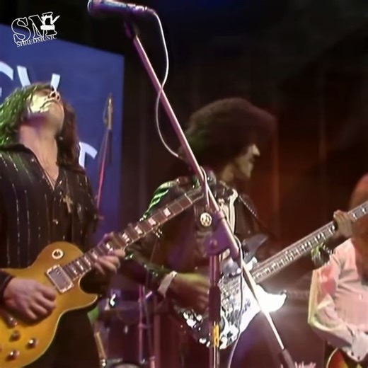 Shred Music Tv on Instagram: "Gary Moore & Thin Lizzy - "Don't Believe A Word" 1979 #guitar #guitarist #garymoore #thinlizzy #guitarra"