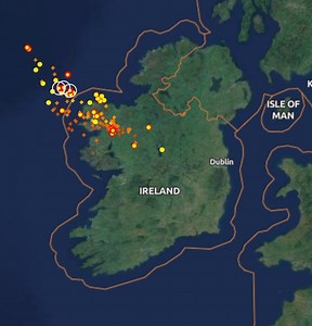 Thunderstorms breaking out now towards the west. You can also watch them appear live here: lightningmaps.org/?lang=en# | Barra Best