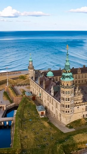 🏰 Kronborg Slot, Denmark Perched at the narrowest point of the Øresund strait, Kronborg has stood since the 15th century to guard trade routes, tolls and royal ambitions. In the late 1500s it became a grand Renaissance residence under King Frederik II — a castle of spires, strength and enduring legend (yes, it’s the famous “Hamlet” castle). 👉 Discover more: https://castlebook.com/castle/kronborg-slot #KronborgSlot #DanishCastles #DenmarkHeritage #CastleBook #HamletCastle | CastleBook