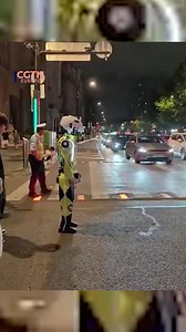 Forget humans? Robot police guides traffic on Shanghai streets At the intersection of Nanjing East Road and Zhongshan East First Road in Huangpu District, Shanghai, a humanoid robot was seen conducting traffic management scenario training, attracting the attention of passersby. The Shanghai Municipal Public Security Bureau's Traffic Management Brigade reported that the robot represents a new initiative by the city's public security traffic management authorities to explore the application of tec