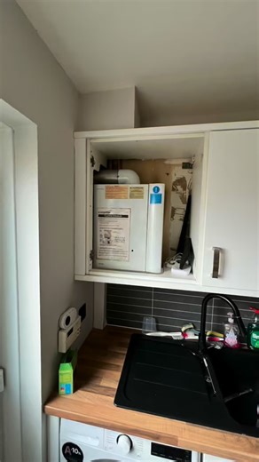 New boiler day 🛠️ installing a Baxi 800 combi boiler @baxiboilers with a 10 year warranty 👏 if your in the market for a new boiler get in touch for a free no obligation quote 👀 07463063017 ☎️ HRSheatingsolutions@gmail.com 📧#gassafe #plumbing #boilerengineer #gassafeengineer #heatingengineer #hive #boilerinstallation | HRS heating solutions