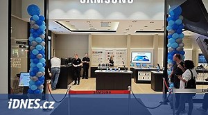 Chtěli smartphone Samsung s extra slevou. Postavili se proto do fronty na Smíchově