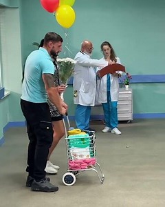 First-Time Mom Overwhelmed - Strangers Bring Comfort 🍼✨