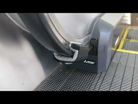エスカレーターベルト清掃１