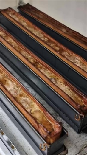 ✨ Pour ouvrir la fête, il fallait une bouchée d’exception. Une croûte dorée, un cœur fondant, des pistaches qui croquent et tout le savoir-faire de l’équipe de la Boucherie de Lecci. Ces mini pâtés en croûte ont été pensés pour marquer le passage, se partager du bout des doigts et faire naître le premier “waouh” de la soirée. 🥂 Le réveillon commence ici. En une seule bouchée… et déjà beaucoup de gourmandise. #ApéritifDeFête #RéveillonGourmand #patecroute #faitmaison #RéveillonGourmand | Boucher