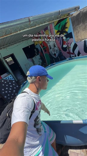 Um dia na piscina de plástico furada