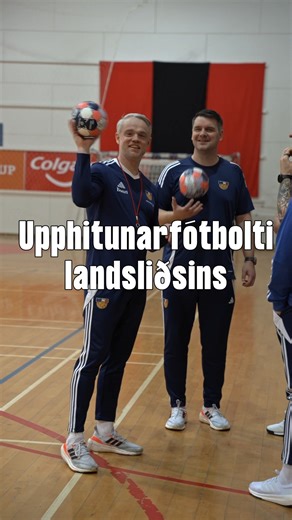 Strákarnir okkar eru við æfingar í Safamýri þessa dagana í undirbúningi fyrir EM í handbolta🤾 Við fengum að fylgjast með upphitunarfótbolta liðsins, hvort haldið þið að yngri eða eldri hafi haft betur?⚽️ | RÚV Íþróttir