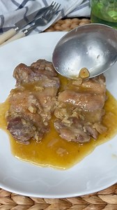 FILETES DE POLLO AL AJILLO El pollo al ajillo es una de las recetas típicas de la cocina de toda la vida, que más me gusta. Queda muy sabroso y proporciona a la carne una suavidad y una ternura especial. Se suele cocinar con pollo troceado o incluso alitas de pollo, pero esta receta hecha con filetes es deliciosa. Solo una recomendación: Prepara pan para disfrutar de la maravillosa salsa que queda. Ingredientes: - 1 kg de filetes de contra muslo de pollo - 10 diente de ajo - 25 ml de vinagre - 2