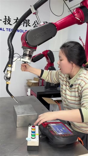 Drag-on welding robot.#industrial #welding #robot #spraying #stamping