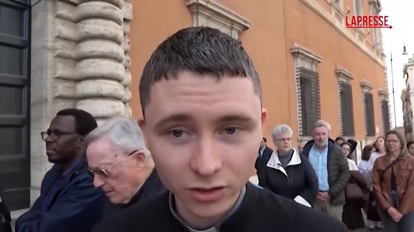 Papa Francesco, messa in suffragio per il pontefice: la basilica di San Giovanni in Laterano gremita di fedeli