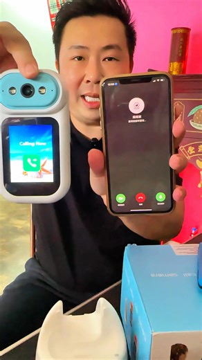 Tiktok下单：大牛比较懒 📹【看家看娃神器！】EasyCall 智能监控摄像头｜一键视频通话，360°无死角守护！🏠 🔥【传统监控痛点一次解决】 ✅ 内置电池 — 断电也能用 ✅ 5设备共享 — 全家随时看 ✅ 全彩夜视 — 黑夜如白天 ✅ 双向通话 — 实时互动沟通 ✅ 一键呼叫 — 家人随时联系 💫【智能黑科技】 🎥 360°全景旋转 — 无死角监控 📱 磁吸充电 — 随放随充超方便 👶 AI移动侦测 — 异常立即推送 📞 单向变双向 — 从看到管全面升级 🌟【多场景适用】 👶 宝宝看护 — 妈妈放心做家务 👵 老人关怀 — 远程陪伴更安心 🏡 家庭安防 — 小偷入侵实时告警 🛒 点击下单，给家人24小时贴心守护！🛡️✨ #监控 #宝宝 #老人 #家庭 #CCTV #cctvcamera #安全 #紧急 #SOS #孩子 #videocall #大牛比较懒 #好物推薦 #好物推荐 #好物 #好物分享❤️ #家居用品 #家居好物 | Bo Sua