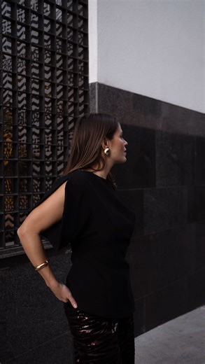 Jessie Chanes on Instagram: "✨INSPO: Looks de Navidad✨ Esta época viene cargada de eventos, comidas y cenas, así que os propongo dos ideas de looks sencillos pero arreglados🍾🪩 Del primer look os enseño dos versiones porque me chifla el aire vintage de los tacones de @unisa_shoes_and_accessories y no me podía decidir por un color🥹🖤💜 Con cuál look os quedáis?! . Publicidad"