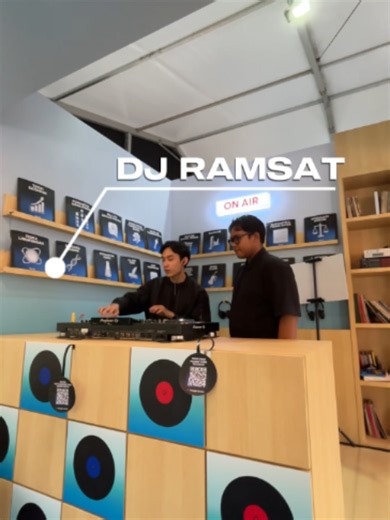 Bukan cuma eksplorasi teknologi AI, Google Gemini Campus Tour: Gemini On Site di UNY juga dimeriahkan dengan Special Performance by RAMSAT! 🎧🚀