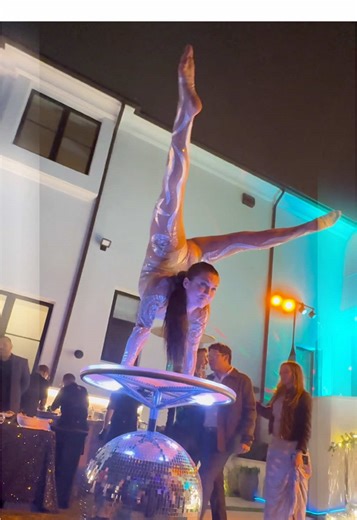 Nobody else make me feel like 🪩🪩🪩 #handbalancer #losangeles #eventplanner #evententertainment