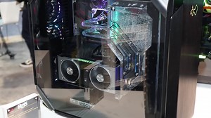 Wir schauen uns den InWin Diéy an, zudem das neue 925, das C200, ein 215 und 216 und die neuen Wasserkühlungen SR24 und SR36. Weitere Details: https://www.hardwareluxx.de/index.php/news/hardware/gehaeuse/51989-ces-2020-die-highlights-von-inwin.html | Hardwareluxx