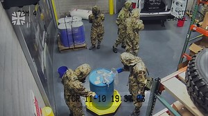 Chemiewaffen sind eine tödliche und unsichtbare Bedrohung. Die Offiziere und Feldwebel der ABC-Abwehrtruppe der Bundeswehr müssen dafür gewappnet sein. Deshalb reisen sie in die USA und trainieren dort den Umgang mit echten Kampfstoffen wie VX. Die Ausbildung ist einzigartig. Mehr dazu findet ihr hier: Artikel: bit.ly/BW_ABC_Abwehr Video: bit.ly/YouTube_ABC-Abwehr (Video: Bundeswehr) | Bundeswehr