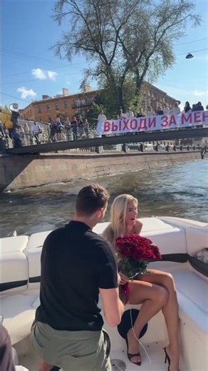 Beautiful Love story Inside a boat #surpriseengagement #lovestoriesstudio #proposal #love