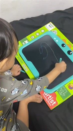 12 Inch Doodle Board Designed with super cute Dinosaur pattern. 📚This doodle board helps toddlers free their imagination and creativity. It also can be used as a drawing pad, toddler drawing board, drawing tablets, writing board, light drawing pad for kids, scribble board, magic graphic tablet. 📚Electronic educational toys for kids 5-7 drawing tablet is easy to use, just use stylus to write, draw, scribble, doodle anything you want! One button emptying the screen content instantly and save it 